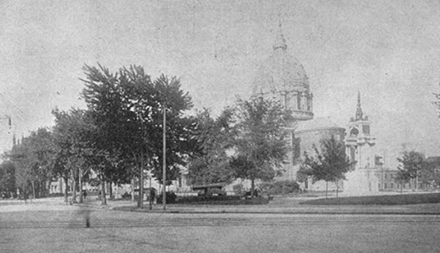 Partie du square Dominion montrant la cathédrale et le monument érigé en l'honneur de John A. Macdonald.