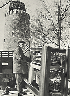 Le 16 janvier 1967, la console du carillon, qui ressemble à un grand orgue, est installée dans un bâtiment spécialement construit pour elle, à proximité de la Tour de Lévis.