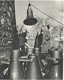 Le 27 octobre 1966, Stentors, le système d’amplification du carillon, est installé au sommet de la Tour de Lévis, tout près du pavillon des États-Unis, à l’île Sainte-Hélène.